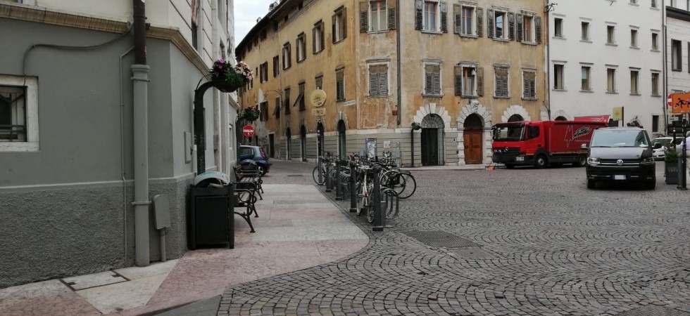 Una foto della piazza Fiori divelti e cestini distrutti nella piazzetta del Conservatorio: vandali in azione in città